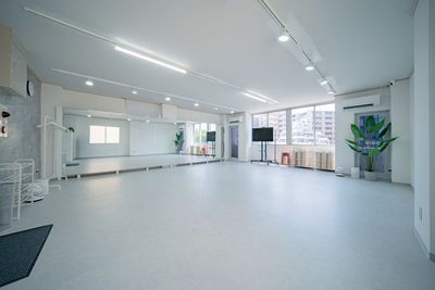 窓からの自然光が優しく降り注ぐ室内です。 - レンタルスタジオ　Field 六本松店の室内の写真