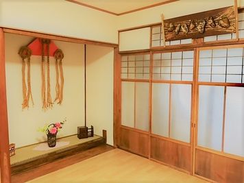 一棟貸町家の床の間付き中の間スペース。10脚机＋椅子セット設備 - 町家＊丸本屋の中の間スペース　予約リクエスト