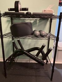ベルトやアブローラーなどの小物も完備 - ハイドジム&ピラティス薬院 【HideGym薬院】完全個室のレンタルジムの設備の写真