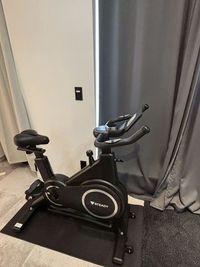 スピンバイクで有酸素も可 - ハイドジム&ピラティス薬院 【HideGym薬院】完全個室のレンタルジムの設備の写真