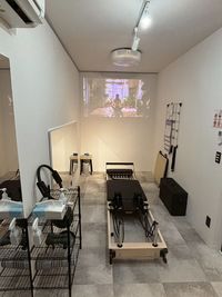 動画を見ながら快適にトレーニング - ハイドジム&ピラティス薬院 【HideGym薬院】完全個室のマシンピラティススタジオの室内の写真