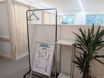 スペース内には上着などをかけられるハンガーラックがございます。 - Share Office Hello! コワーキングスペース｜ドロップインの設備の写真