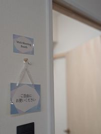 WEBミーティングブース。(1人用)
ドアで仕切られています。（完全遮音ではございません） - Share Office Hello! コワーキングスペース｜ドロップインの室内の写真