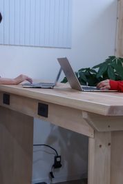 スタンディング席。(2階ドロップイン｜コワーキングスペース) - Share Office Hello! コワーキングスペース｜ドロップインの室内の写真