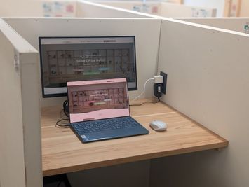 高速Wi-Fi・全席電源完備。快適にお過ごしいただけます。((2階ドロップイン｜コワーキングスペース) - Share Office Hello! コワーキングスペース｜ドロップインの設備の写真