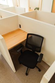 その日の気分で、座る場所を変えられるフリーデスク(2階ドロップイン｜コワーキングスペース) - Share Office Hello! コワーキングスペース｜ドロップインの室内の写真