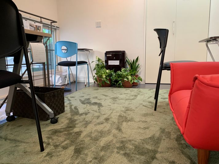 机、椅子、ソファのレイアウトは利用時に移動可能です。 - OASIS二子玉川 レンタルプライベートスペースの室内の写真