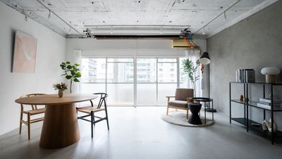 【目黒駅2分】南の自然光×白壁×コンクリ調壁の45㎡|背景紙3色・フルカラーLED無料|スチール・物撮り・ポートレート - サモスタ目黒店