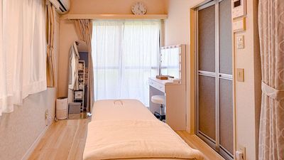 窓からの自然光が入る完全個室。エステベッドを中心にゆとりある施術スペース - レンタルサロン　Airy Salon(エアリーサロン) レンタルサロン｜東白楽｜Airy Salon(エアリーサロン)の室内の写真