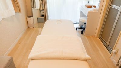 清潔なリネンを毎回ご用意。フェイスホール付きエステベッド - レンタルサロン　Airy Salon(エアリーサロン) レンタルサロン｜東白楽｜Airy Salon(エアリーサロン)の室内の写真