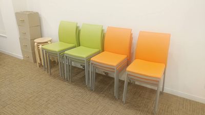 予備の椅子(丸椅子5脚、グリーンとオレンジの椅子は、室内に12脚ずつございます - 夢・あいホール【2023年12月31日まで利用可(移転の為)】 セミナー、勉強会、個展等の室内の写真