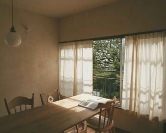 窓からは小学校が見えます。下町の、平和で静かな空間です。 - 写真の家・sokeの室内の写真