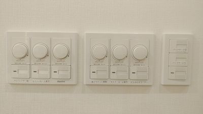 電気のスイッチ（演台の横）明るさ調節が可能です - 夢・あいホール【2023年12月31日まで利用可(移転の為)】 セミナー、勉強会、個展等のその他の写真