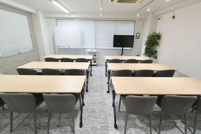 着席24名！モニター・ホワイトボードなど無料完備 - Sunny Place サニープレイス水道橋 レンタルスペース水道橋　会議室・セミナー・パーティ・ボドゲ・撮影の室内の写真