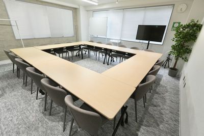 小〜中規模の会議利用、ワークスペースとしてちょうど良い広さです！テーブル・椅子のレイアウト変更自由 - Sunny Place サニープレイス水道橋 レンタルスペース水道橋　会議室・セミナー・パーティ・ボドゲ・撮影の室内の写真