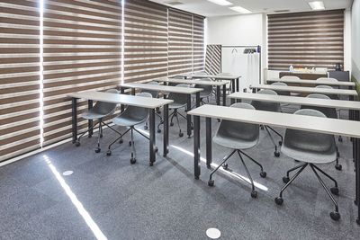 可動式のデスクとチェアで組み合わせは自由に変更できます！ - 1SBC　鹿児島会議室 貸し会議室の室内の写真