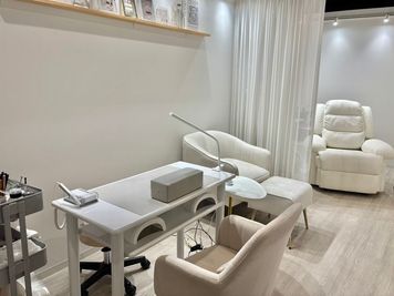 ネイルブースの奥のリクライニングチェアのスペースです。 - Lacl'e香椎店 レンタルアイサロンの設備の写真