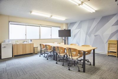 【八王子駅4分】最大10名対応！充実の無料設備＆フリードリンク付き。商談からセミナーまで幅広く使える快適な貸し会議室 - 1SBC　八王子会議室
