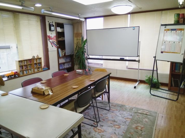 机や椅子の増減は可能です。 - 湘南中文學苑 1号館・中文學苑教室の室内の写真