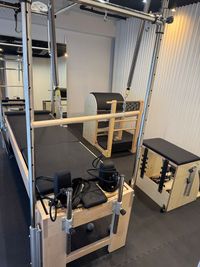 鏡も完備 - BY ME PILATES｜麻布十番のピラティスレンタルスタジオ 【麻布十番駅 徒歩1分】ピラティスレンタルスタジオの室内の写真