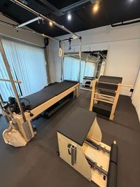 マット、ストレッチボール、ミニボール、マジックサークル、ヨガブロック、スパインコレクター、マッサージポール、セラバンドなどの備品も両部屋完備。 - BY ME PILATES｜麻布十番のピラティスレンタルスタジオ 【麻布十番駅 徒歩1分】ピラティスレンタルスタジオの室内の写真