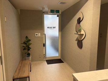 待合スペース - SALON by HOGUGU 完全個室広々ROOM4の入口の写真