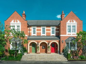 英国から輸入された赤煉瓦が美しい邸宅 - 英国邸宅ヴィクトリアコテージ 撮影スタジオの外観の写真