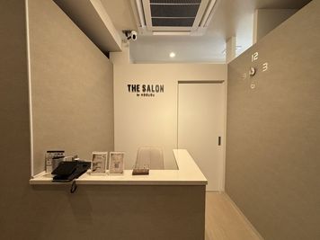 受付スタッフ常駐で安心🌱 - SALON by HOGUGU ROOM2の入口の写真