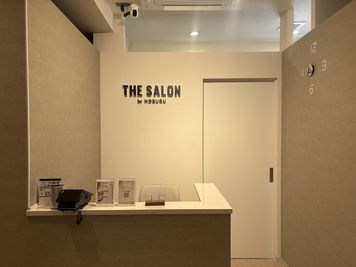 受付スタッフ常駐で安心🌱 - SALON by HOGUGU 完全個室広々ROOM5の入口の写真