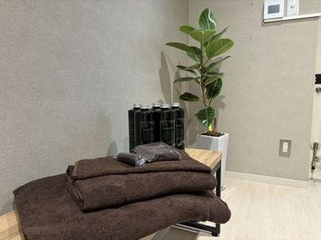 ホホバオイル常備（有料） - SALON by HOGUGU 完全個室広々ROOM5の室内の写真