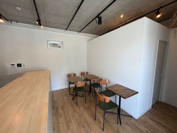 目的に合わせてカフェテーブルの配置を変更できます。 - RENTAL SPACE「リエール」 キッチン付きレンタルスペースの室内の写真