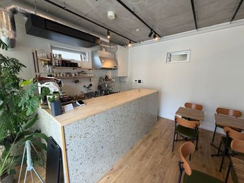広々としたカウンターとキッチンスペース - RENTAL SPACE「リエール」 キッチン付きレンタルスペースの室内の写真