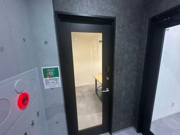 いいオフィス横浜元町 by a-cross元町 6名会議室【入口】の室内の写真