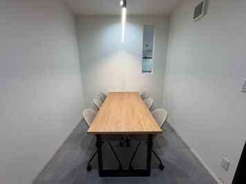 いいオフィス横浜元町 by a-cross元町 6名会議室【入口】の室内の写真