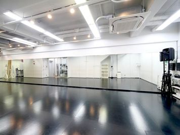 ・天井は約3mで開放的です - STUDIOFLAG高田馬場1号店 STUDIOFLAG高田馬場1号店/レンタルスタジオの室内の写真