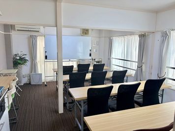 セミナー型配置1列の場合、正面向きで12名まで。 - 貸会議室アクア大宮東口  お部屋貸し切り 203号室の室内の写真
