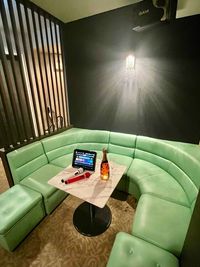手前にはレールカーテン付の半個室ＢＯＸ席もございます - 【権堂】カラオケ＆個室ラウンジ✨合コン・女子会・1日バーにの室内の写真