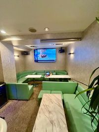 施設内はレイアウト変更も可能です。人数に応じて様々なレイアウトでお楽しみください - 【権堂】カラオケ＆個室ラウンジ✨合コン・女子会・1日バーにの室内の写真