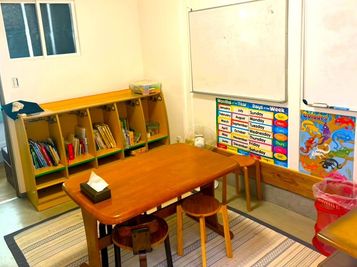 コンパクトな個室スペース。
少人数での学習塾や習い事教室、ハンドメイド教室などにおすすめです。 - 観空の家 レンタルスペース【個室③】の室内の写真