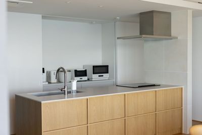 キッチンも完備
お皿や調理器具もございます - ENINARU LAKE VIEW VILLA 琵琶湖が目の前の撮影スタジオの室内の写真