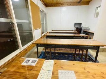 長テーブル 4台、丸イス10脚以上。自由にご使用いただけます！ - 観空の家 レンタルスペース【個室①】の室内の写真