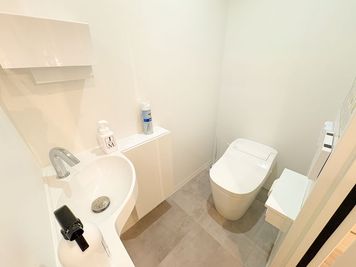 FEEEP 恵比寿西口店 【恵比寿駅徒歩1分｜100名利用可】貸切/WiFi/電源/モニタの室内の写真