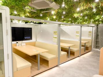 FEEEP 恵比寿西口店 【恵比寿駅徒歩1分｜100名利用可】貸切/WiFi/電源/モニタの室内の写真