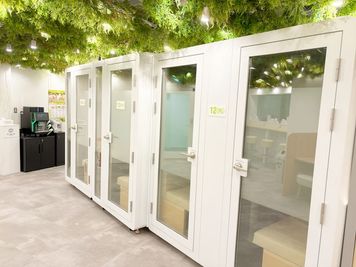 FEEEP 恵比寿西口店 【恵比寿駅徒歩1分｜100名利用可】貸切/WiFi/電源/モニタの室内の写真
