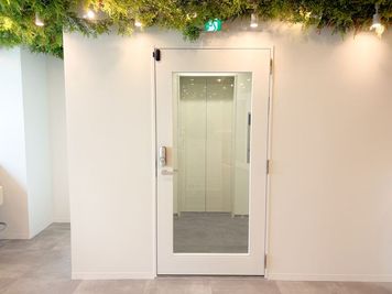 FEEEP 恵比寿西口店 【恵比寿駅徒歩1分｜100名利用可】貸切/WiFi/電源/モニタの室内の写真