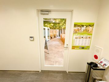 FEEEP 恵比寿西口店 【恵比寿駅徒歩1分｜100名利用可】貸切/WiFi/電源/モニタの室内の写真