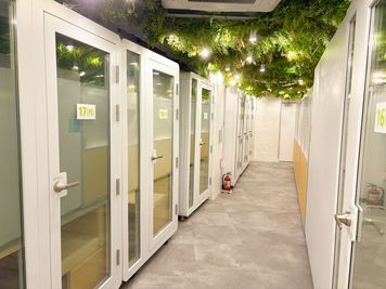 FEEEP 恵比寿西口店 【恵比寿駅徒歩1分｜100名利用可】貸切/WiFi/電源/モニタの室内の写真