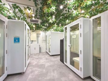 FEEEP 武蔵小山東口店 【武蔵小山駅徒歩1分｜50名利用可】貸切/WiFi/電源/モニタの室内の写真