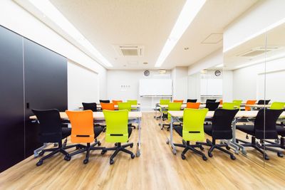 近鉄四日市駅徒歩2分。個室セミナールーム。一面鏡張りでヨガ教室や姿勢チェックもできます! - D→スタート四日市