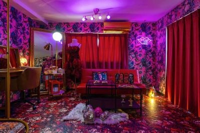 蒲田駅徒歩7分｜🥀ネオン×真紅×自然光｜広々屋上＆バルコニー付｜衣装レンタル有｜女性オーナー｜ポートレート/コスプレ/作品撮り - 承認欲求STUDIO